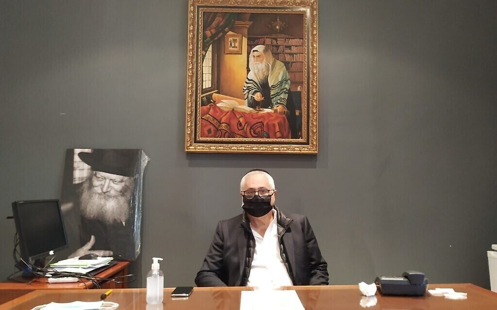 Le président de la communauté juive de Marseille  Michel Cohen Tenoudji dans son bureau à la Grande synagogue, le21 octobre 2020. (Crédit : Yaakov Schwartz/ Times of Israel)