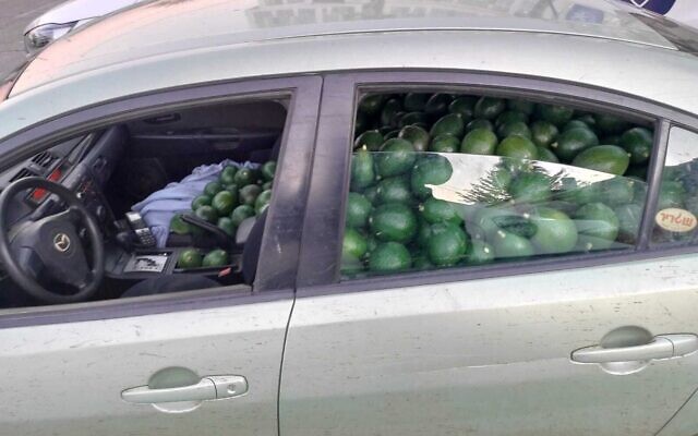 Une voiture remplie d'avocats volés, le 26 décembre 2020. (Crédit : Police israélienne) Une voiture remplie d'avocats volés, le 26 décembre 2020. (Crédit : Police israélienne)