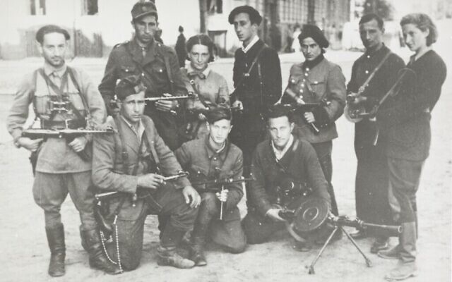 Le groupe de partisans juifs-lituaniens "The Avengers" à leur retour à Vilna au moment de la libération de la ville par l'Armée rouge, en juillet 1944. (Wiener Holocaust Library Collections)