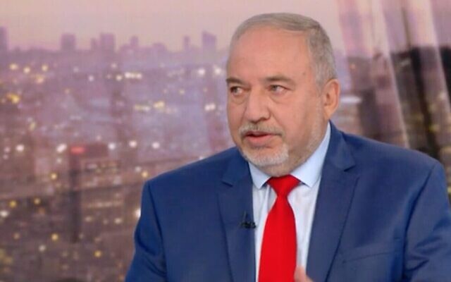 Capture d'écran d'une interview du leader d'Yisrael Beytenu, le député Avigdor Liberman, lors d'un entretien avec la Douzième chaîne, le 29 décembre 2020. (Crédit : Douzième chaîne)