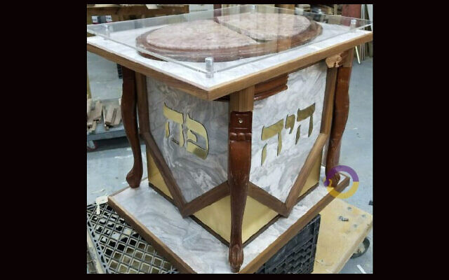 *Une table à café transformée en arme de défense qui est dorénavant devenue un support de ménorah en rappel de l'attaque dans l'habitation  d'un rabbin de Monsey, à New York, à hanoukka dernier. (Crédit : Rabbi Yisroel Kahan via JTA)