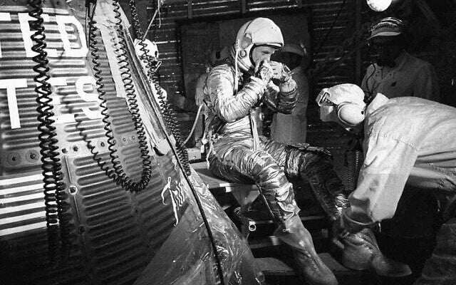 L'astronaute John Glenn est assis à côté de la capsule spatiale Friendship 7 au sommet d'une fusée Atlas au cap Canaveral, en Floride, pendant les préparatifs de son vol qui a fait de lui le premier Américain à tourner en orbite autour de la Terre, le 20 février 1962. (AP)