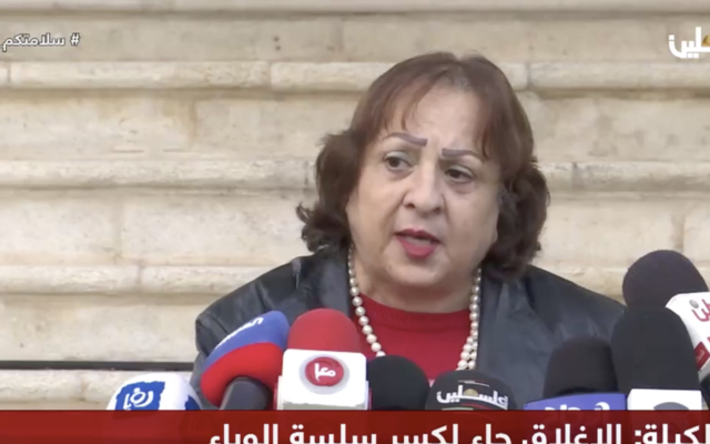 La ministre de la Santé de l'Autorité palestinienne, Mai al-Kaila, devant les journalistes à Ramallah, le mercredi 10 décembre 2020. (Capture d'écran : Palestine TV)