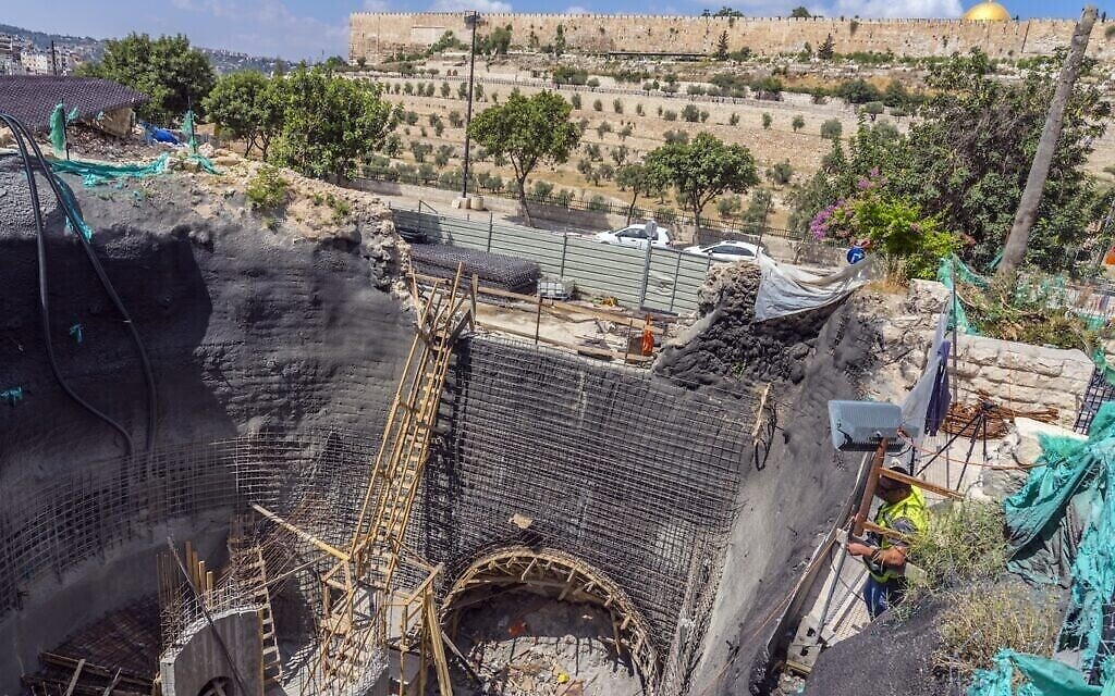 Le bain rituel datant du Second temple qui a été découvert pendant des travaux de construction sur un tunnel moderne sous l'Eglise catholique dite de toutes les nations de 1920. (Crédit :  Yaniv Berman, Autorité israélienne des antiquités)