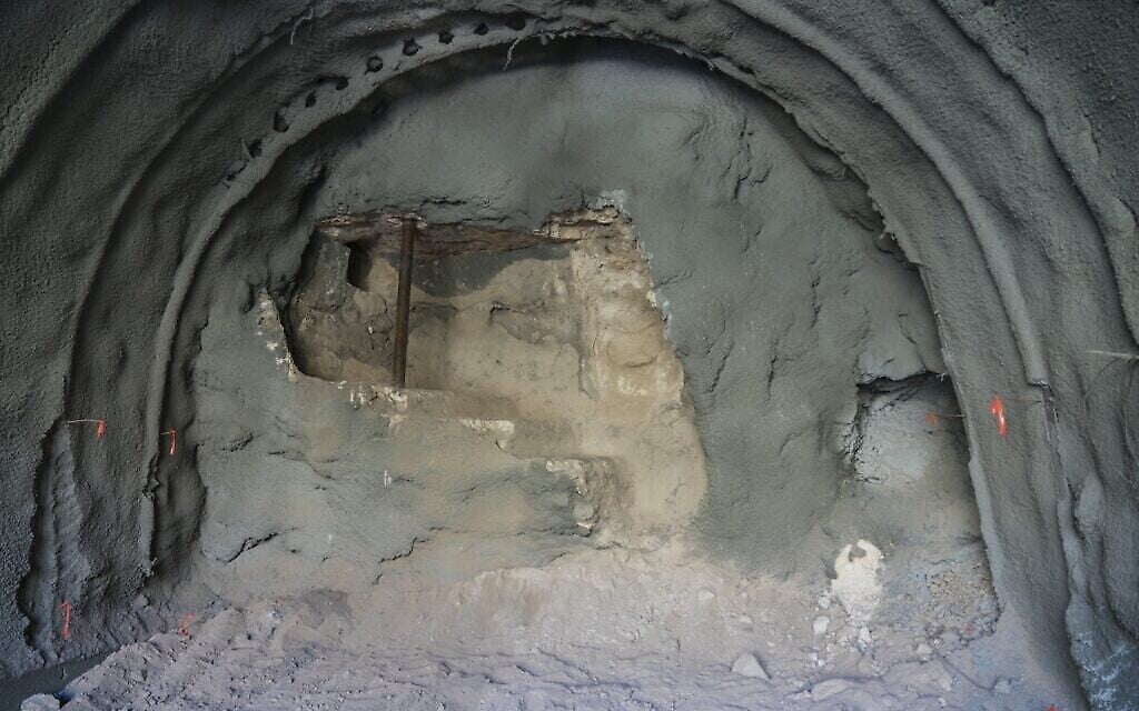 Le bain rituel datant du Second temple qui a été découvert pendant des travaux de construction sur un tunnel moderne sous l'Eglise catholique dite de toutes les nations de 1920. (Crédit :  Yaniv Berman, Autorité israélienne des antiquités)