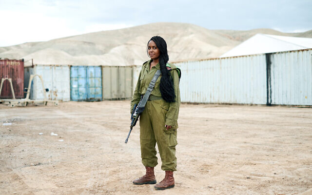 « Sisit, 21 ans. Addis-Abeba, Ethiopie. Infanterie. » (Brant Slomovic)