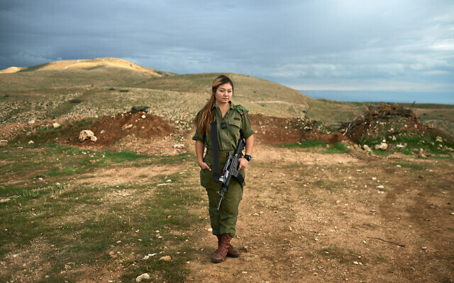 « Emily, 19 ans. Ville non divulguée, Ouzbékistan. Infanterie. » (Brant Slomovic)