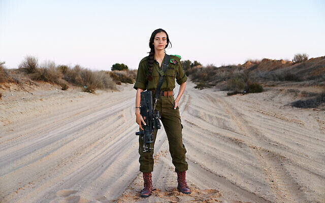 'Belén, 19 ans, Cordoue, en Espagne, soldate dans l'infanterie. (Crédit : Brant Slomovic)