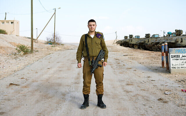 Samuel, 19ans, originaire de Milan, en Italie, soldat dans l'infanterie. (Crédit : Brant Slomovic)
