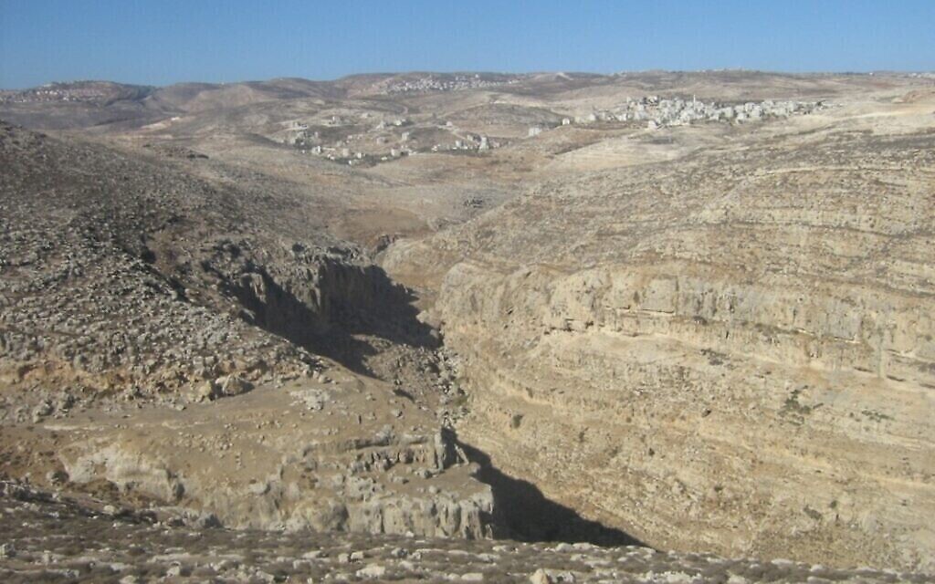 Le village de Mukhmas et les falaises d'al-Aliliyat. (Crédit : Dvir Raviv)