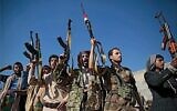 Des combattants loyaux aux rebelles houthis lors d'un rassemblement en soutien aux négociations de paix en cours qui avaient eu lieu en Suède, photo prise à Sanaa, au Yémen, le 13 décembre 2018. (Crédit : AP Photo/Hani Mohammed)