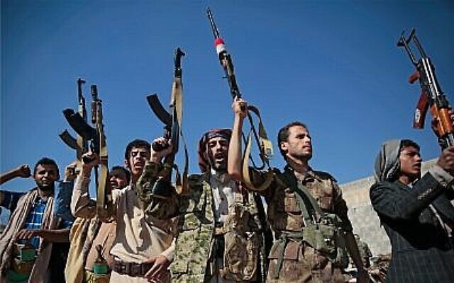 Des combattants loyaux aux rebelles houthis lors d'un rassemblement en soutien aux négociations de paix en cours qui avaient eu lieu en Suède, photo prise à Sanaa, au Yémen, le 13 décembre 2018. (Crédit : AP Photo/Hani Mohammed) Des combattants loyaux aux rebelles houthis lors d'un rassemblement en soutien aux négociations de paix en cours qui avaient eu lieu en Suède, photo prise à Sanaa, au Yémen, le 13 décembre 2018. (Crédit : AP Photo/Hani Mohammed)