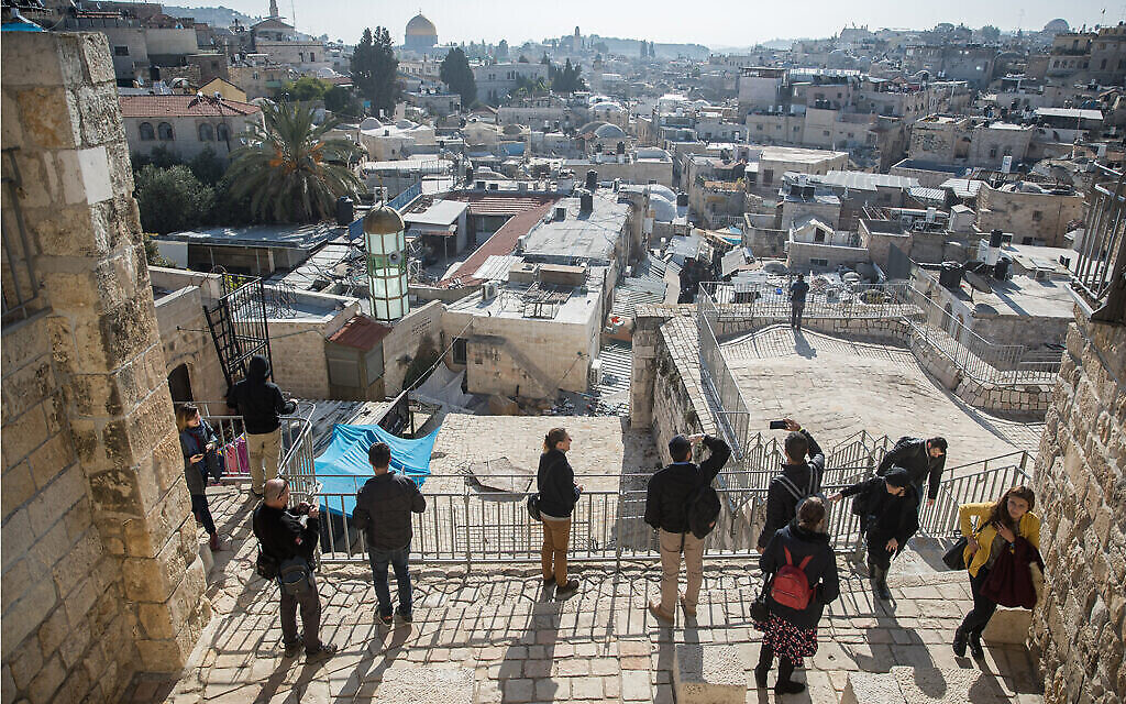 Les visiteurs sur la promenade des remparts de Jérusalem sur les murs de la Vieille Ville, le 17 décembre 2019. (Crédit : Yonatan Sindel/Flash90)