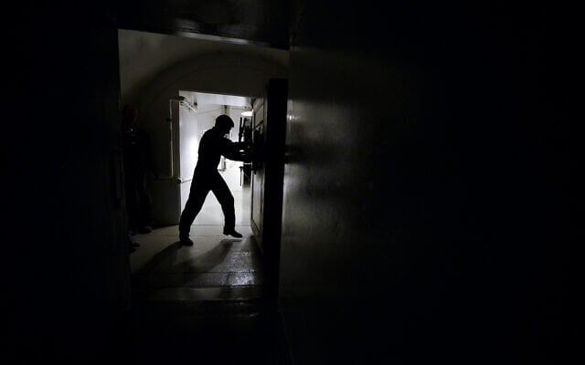 Illustration : Une porte anti-explosion menant à une salle de contrôle souterraine dans une installation de contrôle de lancement d'ICBM près de Minot, dans le Dakota du Nord, le 24 juin 2014. (Crédit : AP Photo/Charlie Riedel, Archive)