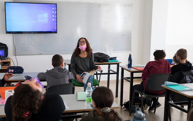Des enfants israéliens portant le masque dans une classe de l'école Beit Hakerem de Jérusalem, le 24 novembre 2020. (Crédit : Olivier Fitoussi/Flash90) Des enfants israéliens portant le masque dans une classe de l'école Beit Hakerem de Jérusalem, le 24 novembre 2020. (Crédit : Olivier Fitoussi/Flash90)