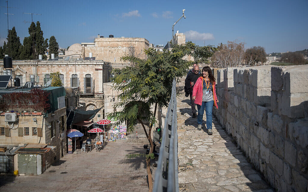 Les visiteurs sur la promenade des remparts de Jérusalem sur les murs de la Vieille Ville, le 17 décembre 2019. (Crédit : Yonatan Sindel/Flash90)