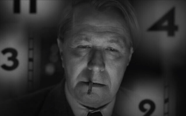 Gary Oldman incarne Herman Mankiewicz dans "Mank." (Capture d'écran YouTube via JTA)