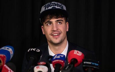 Deni Avdija s'adresse aux médias après sa sélection par les Washington Wizards de la NBA dans le projet 2020 de la NBA à Tel-Aviv, Israël, le 19 novembre 2020. (Crédit : AP Photo/Ariel Schalit)