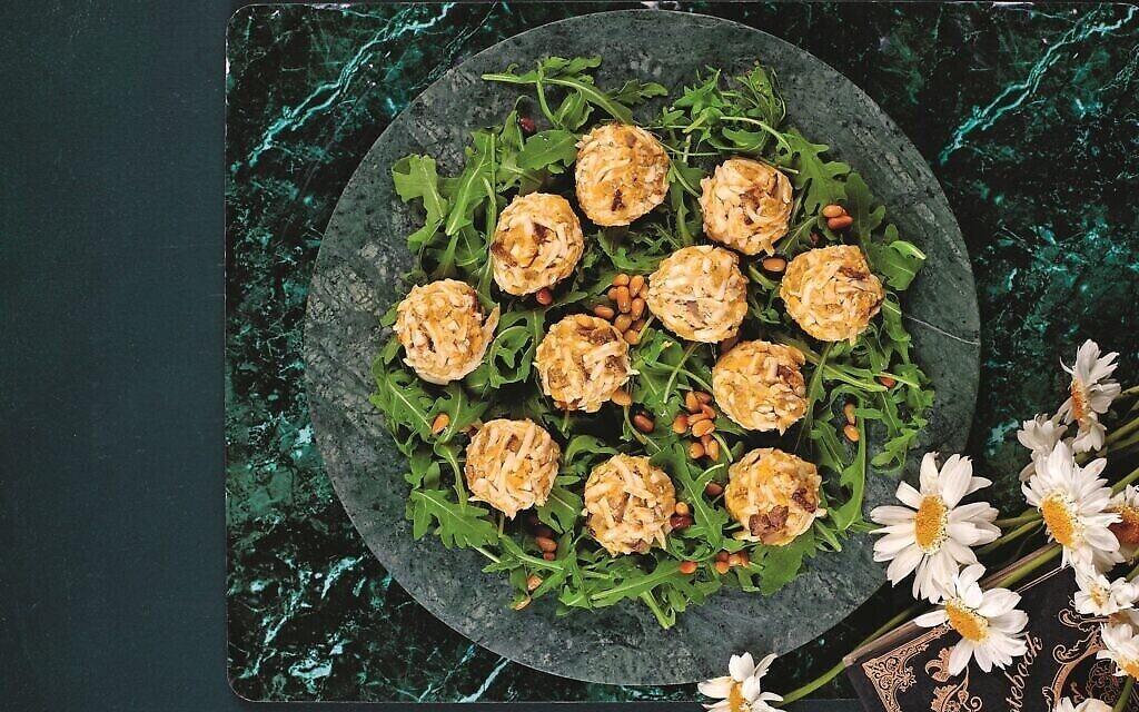 Œufs mimosa, appelés "œufs juifs" en Hongrie, avec du foie gras de canard tiré de "Ma vie dans la cuisine" de Rachel Raj. (Crédit : Dániel Végel/ Editions Boook)