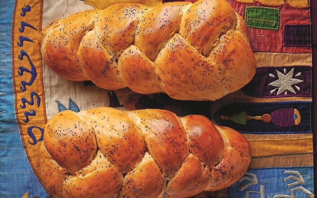 Le pain de Shabbat tiré de "Ma vie dans la cuisine" de Rachel Raj. (Crédit : Dániel Végel/ Editions Boook)