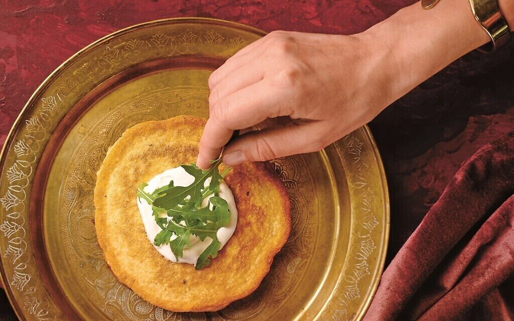 Latkesz, des galettes de farine de matsa ypiques de Hanoukka tiré de "Ma vie dans la cuisine" de Rachel Raj. (Crédit : Dániel Végel/ Editions Boook)