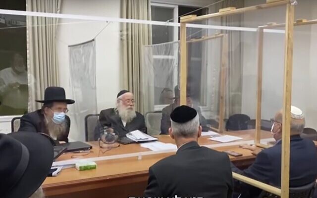 Une réunion entre des responsables de la santé et les principaux rabbins ultra-orthodoxes dans la ville de Bnei Brak visant à encourager la vaccination contre le coronavirus dans la communauté locale. (Capture d'écran :YouTube) Une réunion entre des responsables de la santé et les principaux rabbins ultra-orthodoxes dans la ville de Bnei Brak visant à encourager la vaccination contre le coronavirus dans la communauté locale. (Capture d'écran :YouTube)