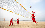 Quatre pères Noël joueurs de volley-ball font une partie sur la plage de Tel Aviv. (Autorisation YoSee Gamzoo Letova/Tel Aviv Global & Tourism)