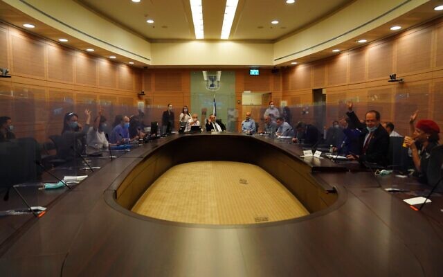 Les membres de la commission de la Constitution, du droit et de la justice de la Knesset votent le projet de loi sur le coronavirus, le 22 juillet 2020. (Crédit : Knesset)