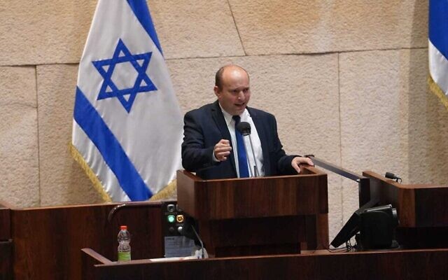 Naftali Bennett, député de Yamina, s'adresse au plénum de la Knesset, le 2 décembre 2020. (Danny Shem Tov/ Porte-parole de la Knesset)