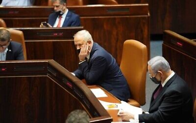 Benny Gantz (à gauche) et Benjamin Netanyahu à la Knesset lors d'un vote pour la dissolution du Parlement, le 2 décembre 2020. (Danny Shem Tov / Porte-parole de la Knesset)