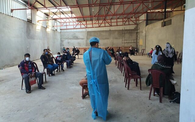 Un médecin israélien salue ses patients palestiniens à Gaza dans le cadre d'une délégation médicale qui s'est rendue dans l'enclave côtière jeudi, le 3 décembre 2020. (Crédit : Mu'ataz Azayza) Un médecin israélien salue ses patients palestiniens à Gaza dans le cadre d'une délégation médicale qui s'est rendue dans l'enclave côtière jeudi, le 3 décembre 2020. (Crédit : Mu'ataz Azayza)