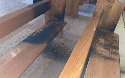 Des bancs brûlés dans l'Église de Toutes-les-Nations à Jérusalem-Est, où un incendie criminel aurait eu lieu ce vendredi 4 décembre 2020. (Autorisation : police israélienne)