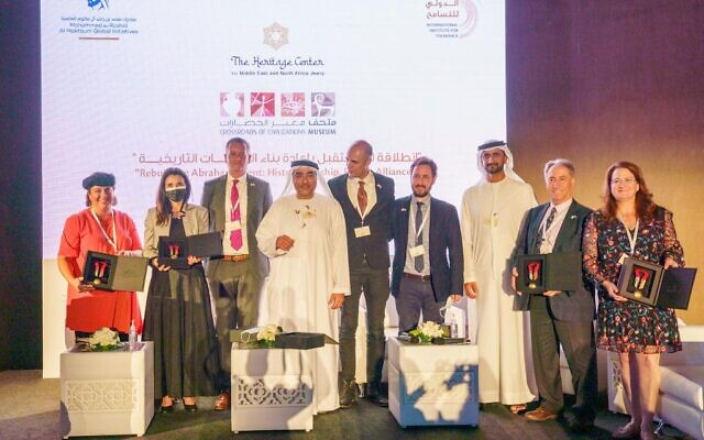 Des représentants du Heritage Center for Middle East and North Africa Jewry basé à Jérusalem et du Crossroads of Civilizations Museum à Dubaï après la signature d'un protocole d'accord sur la coopération, le 6 décembre 2020 (Crédit : Heritage Center) Des représentants du Heritage Center for Middle East and North Africa Jewry basé à Jérusalem et du Crossroads of Civilizations Museum à Dubaï après la signature d'un protocole d'accord sur la coopération, le 6 décembre 2020 (Crédit : Heritage Center)