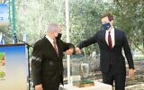 Le Premier ministre Benjamin Netanyahu (à gauche) et le conseiller principal de la Maison Blanche Jared Kushner après avoir planté un olivier dans la Grove of Nations à Jérusalem, le 21 décembre 2020. (Amos Ben Gershom/ GPO)