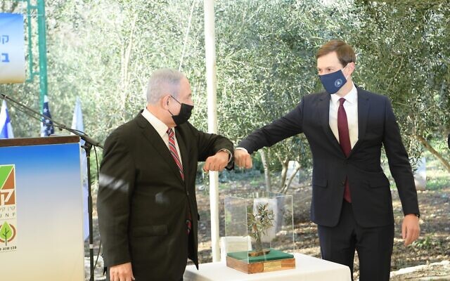 Le Premier ministre Benjamin Netanyahu (à gauche) et le conseiller principal de la Maison Blanche Jared Kushner après avoir planté un olivier dans la Grove of Nations à Jérusalem, le 21 décembre 2020. (Amos Ben Gershom/ GPO)