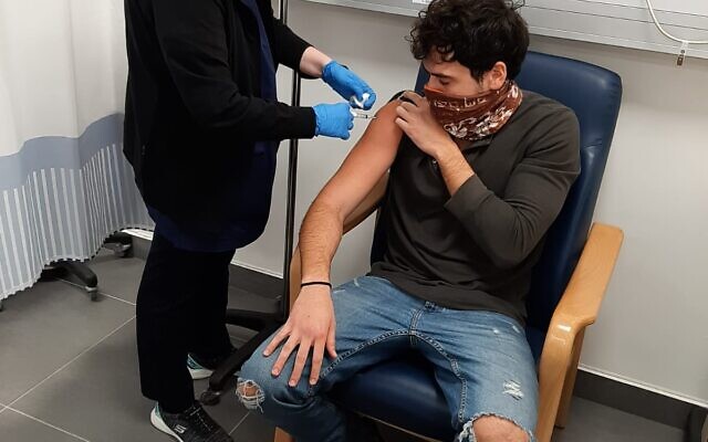 Un volontaire de l'essai de phase II du vaccin israélien contre le coronavirus, au Centre médical Sheba, le 28 décembre 2020. (Autorisation du Centre médical Sheba) Un volontaire de l'essai de phase II du vaccin israélien contre le coronavirus, au Centre médical Sheba, le 28 décembre 2020. (Autorisation du Centre médical Sheba)