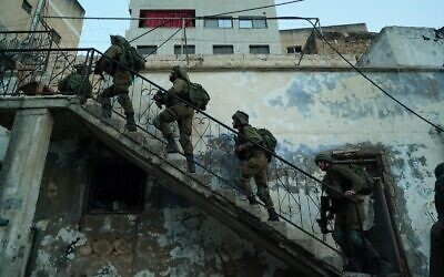 Des soldats de la brigade Golani recherchent l'assassin d'un de leurs camarades, Amit Ben-Ygal, dans le village de Yabed en Cisjordanie, sur une photographie non datée. (Armée israélienne)