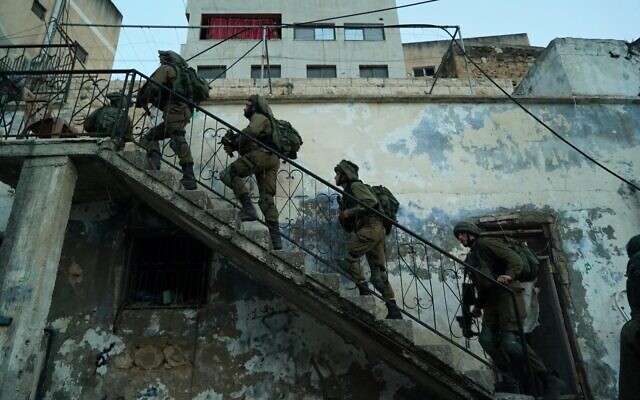 Des soldats de la brigade Golani recherchent l'assassin d'un de leurs camarades, Amit Ben-Ygal, dans le village de Yabed en Cisjordanie, sur une photographie non datée. (Armée israélienne)