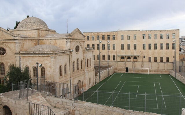 Le complexe arménien dans la Vieille Ville de Jérusalem, aperçu depuis les remparts. (Crédit : Shmuel Bar-Am)