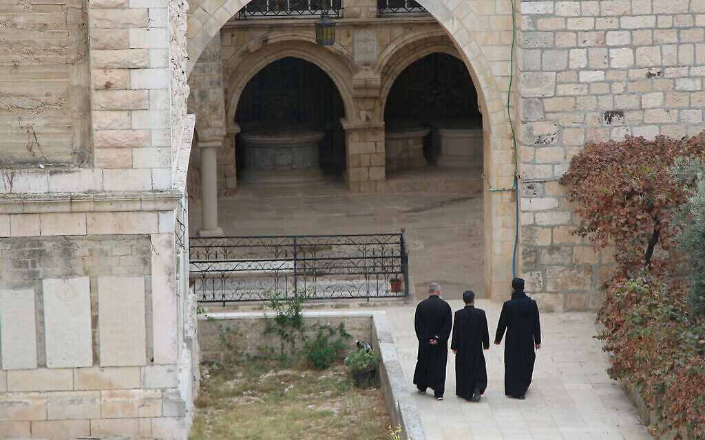 L'entrée d'un cimetière de la Vieille Ville de Jérusalem, vue depuis les remparts. (Crédit : Shmuel Bar-Am)