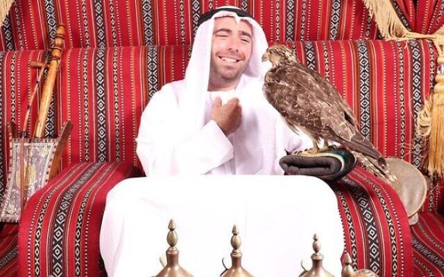 Le chanteur israélien Omer Adam pose pour une photo avec un faucon aux Emirats arabes unis. (Crédit : Instagram) Le chanteur israélien Omer Adam pose pour une photo avec un faucon aux Emirats arabes unis. (Crédit : Instagram)