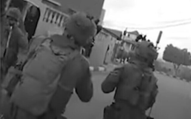 Plusieurs policiers entrent dans une maison, dans la ville palestinienne de Tura, pour y arrêter un homme soupçonné d'avoir tué Esther Horgen, une israélienne. (Police israélienne)