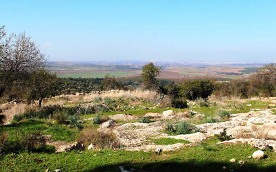 Une vue de la vallée d'Ayalon, qui aurait été le site d'anciennes batailles entre les Maccabées et les Grecs. (Crédit : Shmuel Bar-Am)