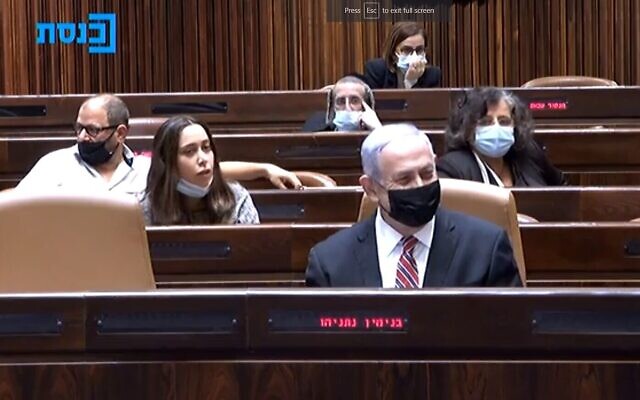 Le Premier ministre Benjamin Netanyahu vote à la Knesset, le 21 décembre 2020. (Capture d'écran de la chaîne Knesset) Le Premier ministre Benjamin Netanyahu vote à la Knesset, le 21 décembre 2020. (Capture d'écran de la chaîne Knesset)