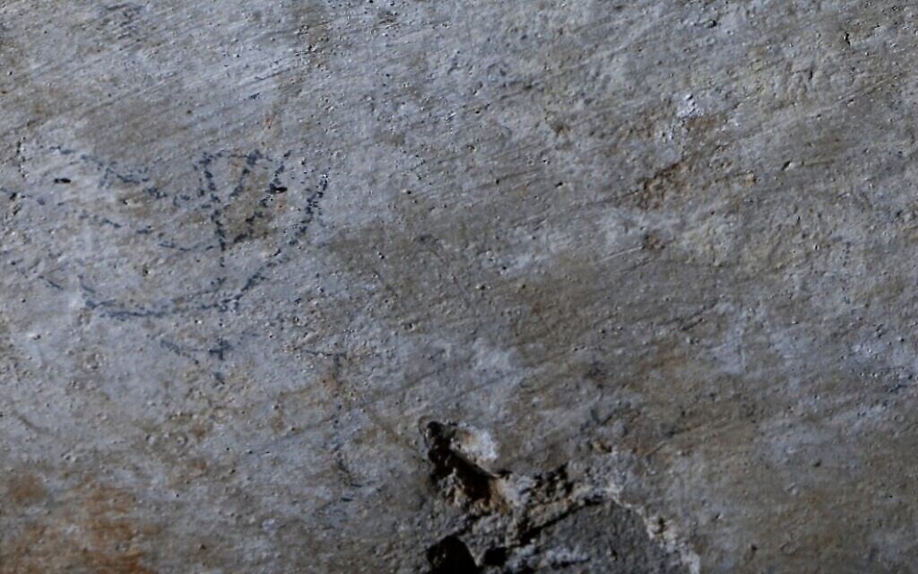 La ménorah datant du Second temple dessinée sur une citerne, dans les falaises d'al-Aliliyat, près du village contemporain de Kfar Mukhmas. (Crédit : Boaz Langford)