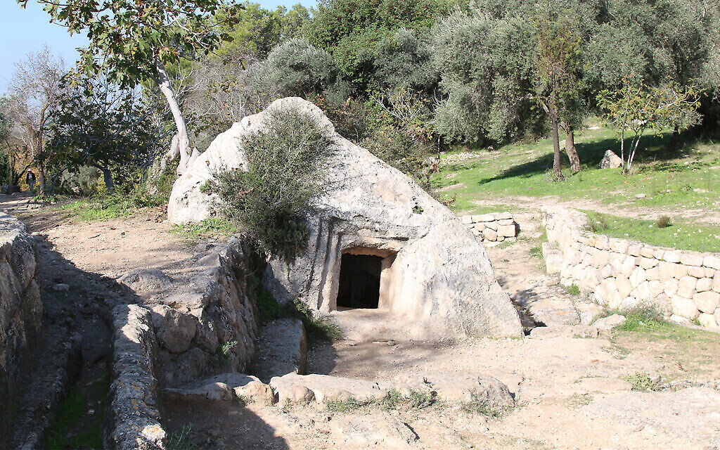 Une ancienne grotte dans le parc d'Ayalon Canada. (Crédit : Shmuel Bar-Am)