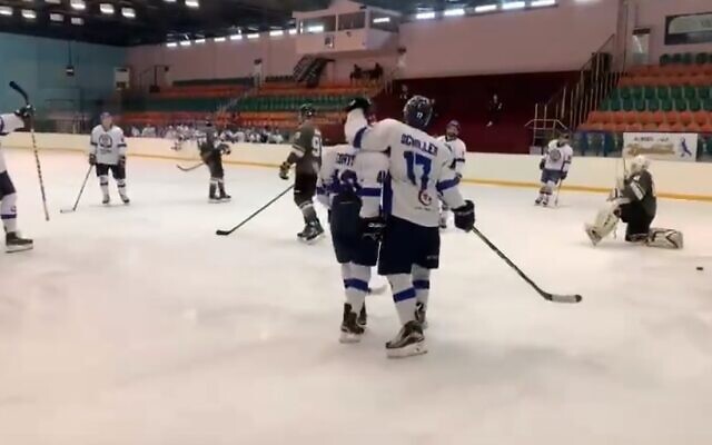 L'équipe des Bat Yam Chiefs jouent contre les Mighty Camels de Dubaï aux Emirats arabes unis dans un match de hockey, le 19 décembre 2020. (Capture d'écran/HC Bat Yam Chiefs, page Facebook)