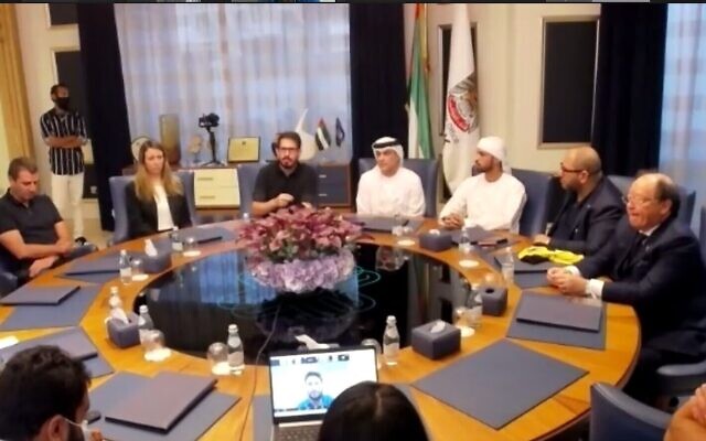 Moshe Hogeg, propriétaire du Beitar Jérusalem (au centre, t-shirt noir), son nouveau partenaire, le Cheikh Hamad bin Khalifa Al Nahyan (quatrième à partir de la droite), et le fils du Cheikh, Mohammad, nouveau vice-président du Beitar (troisième à partir de la droite), discutent de leur nouvelle copropriété du club de football israélien lors d'une conférence de presse en ligne depuis les Émirats arabes unis, le 8 décembre 2020. A l'extrême droite se trouve Solly Wolf, président de la communauté juive des ÉAU. (Capture d'écran) Moshe Hogeg, propriétaire du Beitar Jérusalem (au centre, t-shirt noir), son nouveau partenaire, le Cheikh Hamad bin Khalifa Al Nahyan (quatrième à partir de la droite), et le fils du Cheikh, Mohammad, nouveau vice-président du Beitar (troisième à partir de la droite), discutent de leur nouvelle copropriété du club de football israélien lors d'une conférence de presse en ligne depuis les Émirats arabes unis, le 8 décembre 2020. A l'extrême droite se trouve Solly Wolf, président de la communauté juive des ÉAU. (Capture d'écran)