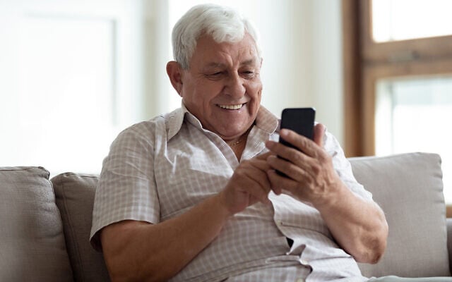 Une image illustrative d'un homme parlant avec un smartphone. (fizkes, iStock par Getty Images) Une image illustrative d'un homme parlant avec un smartphone. (fizkes, iStock par Getty Images)