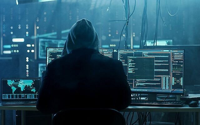 Photo d'illustration : Un pirate informatique pénètre dans un ordinateur. (Crédit : gorodenkoff via iStockPhoto) Photo d'illustration : Un pirate informatique pénètre dans un ordinateur. (Crédit : gorodenkoff via iStockPhoto)